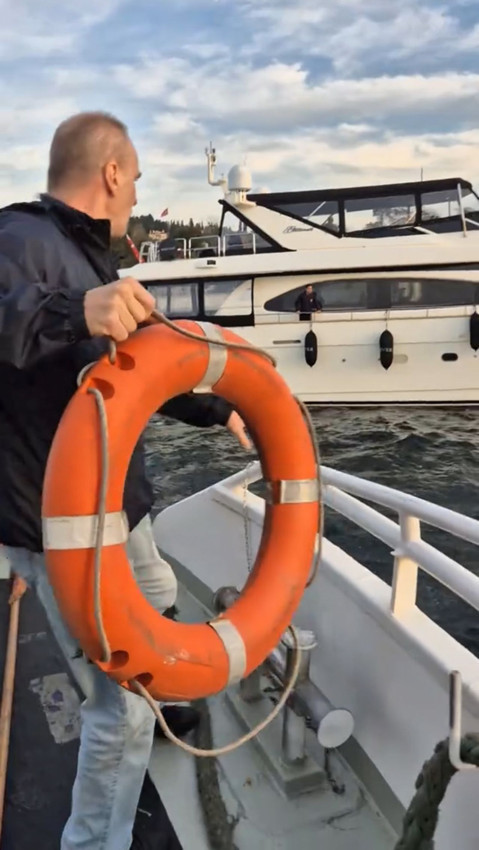 İstanbul Boğazı'nda korku dolu anlar: Denize düşen genç kadını denize atlayıp kurtardı - Resim: 2