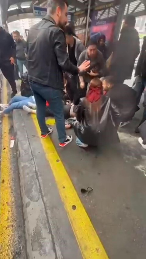İstanbul'da 2 metrobüs çarpıştı: Ölü ve yaralılar var - Resim: 3