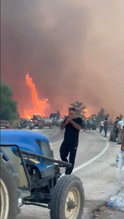 Alevler göğe ulaştı o aldırış etmeden sigarasını yaktı... - Resim: 1