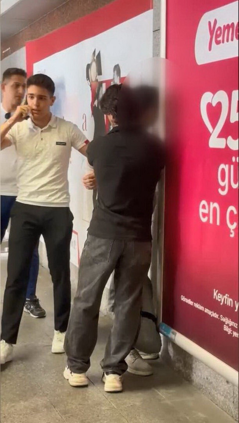 Metrobüs sapığına vatandaş müdahalesi; gizli çekim yaparken yakalandı! - Resim: 2