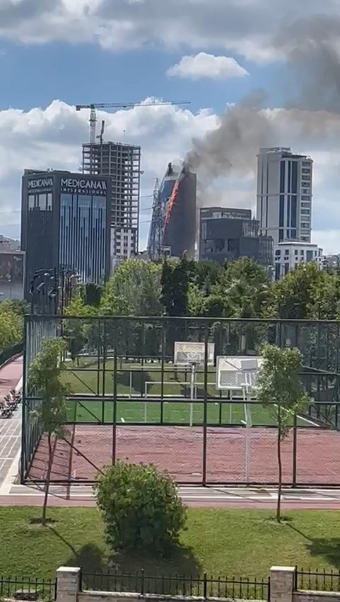 İstanbul'da 17 katlı iş merkezinde yangın paniği - Resim: 1