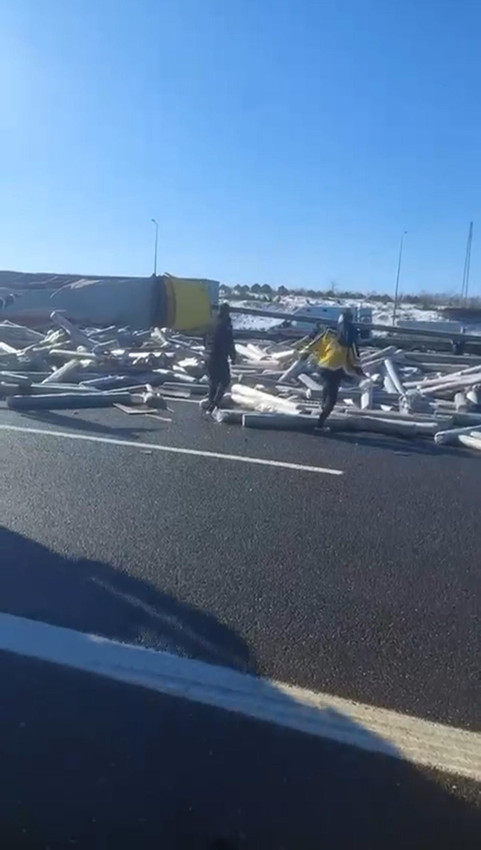 Kuzey Marmara Otoyolu'nda TIR yolcu otobüsünü biçti - Resim: 2
