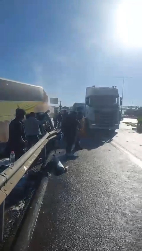 Kuzey Marmara Otoyolu'nda TIR yolcu otobüsünü biçti - Resim: 1