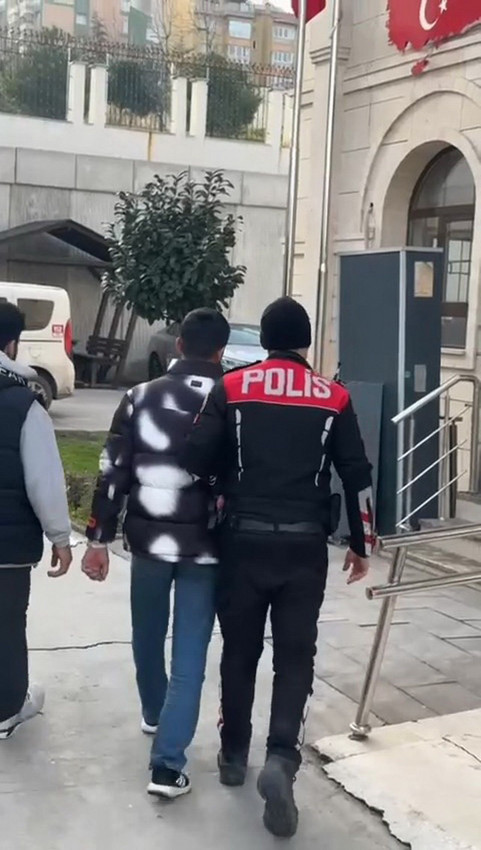 İstanbul'un sahte polisleri yakalandı: Üzerlerinden çıkanlar şoke etti - Resim: 1