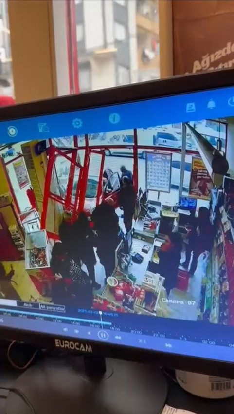 Fren yerine gaza basınca... Otomobiliyle markete daldı - Resim: 3