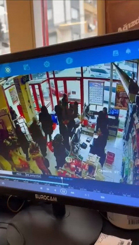 Fren yerine gaza basınca... Otomobiliyle markete daldı - Resim: 2