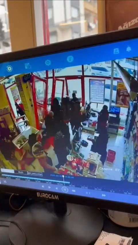 Fren yerine gaza basınca... Otomobiliyle markete daldı - Resim: 1