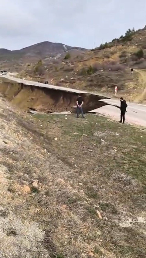 Heyelan yolu parçaladı, büyük bir facia ucuz atlatıldı - Resim: 1