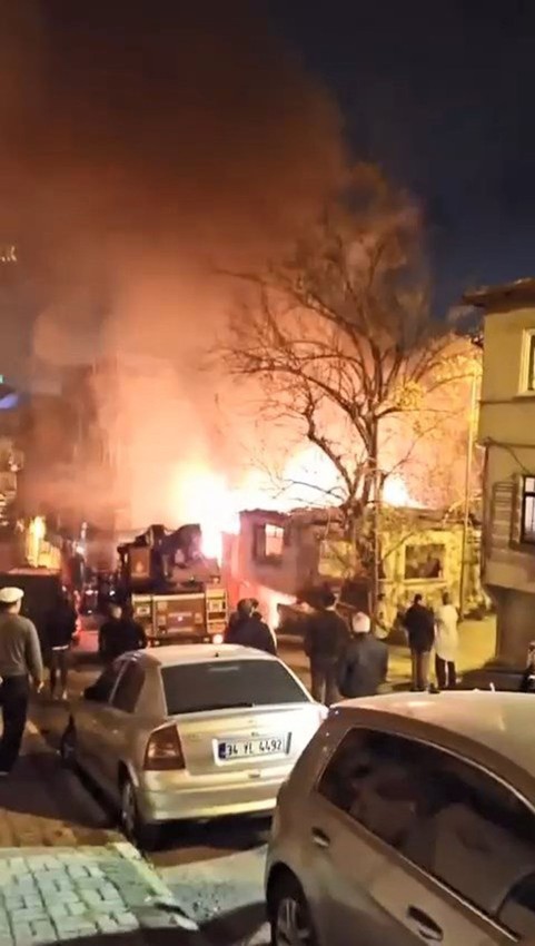 İstanbul'da alevler geceyi gündüze çevirdi: Aynı binada 5'inci yangın! - Resim: 1