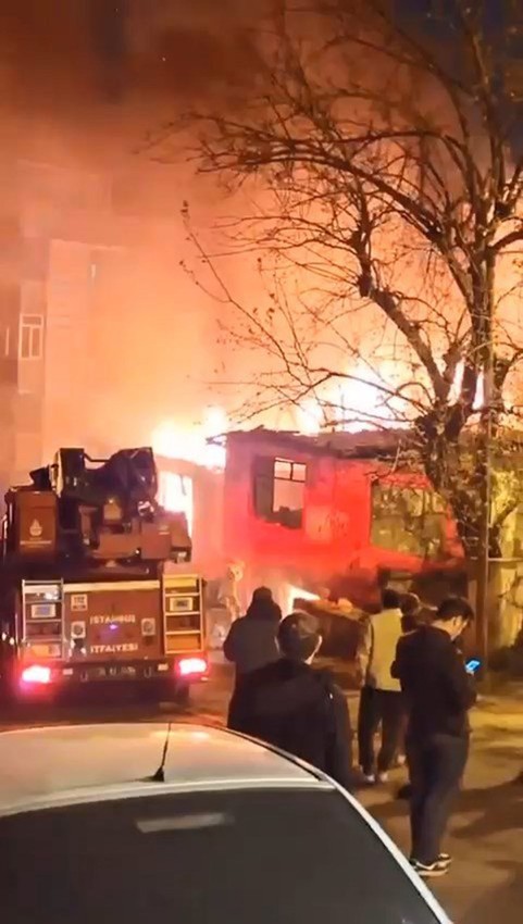 İstanbul'da alevler geceyi gündüze çevirdi: Aynı binada 5'inci yangın! - Resim: 2