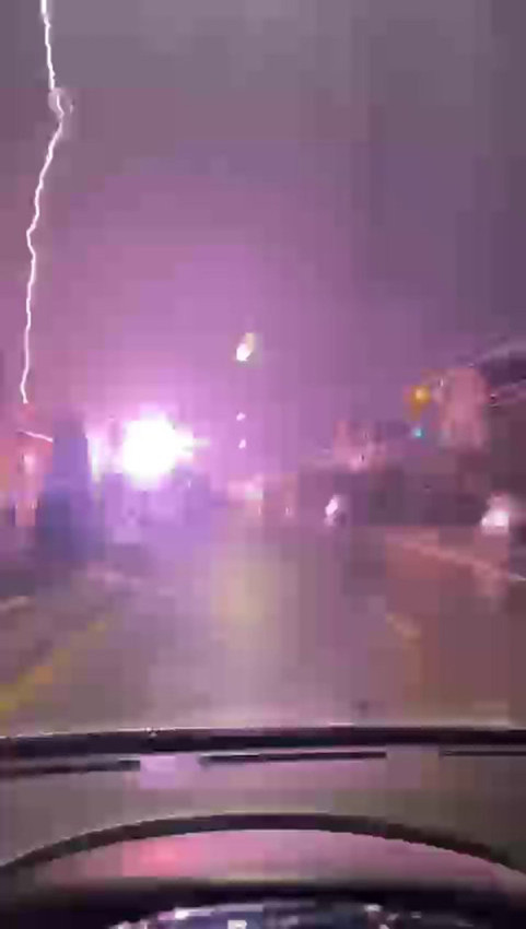 Peş peşe düşen yıldırımlar saniye saniye kamerada - Resim: 3