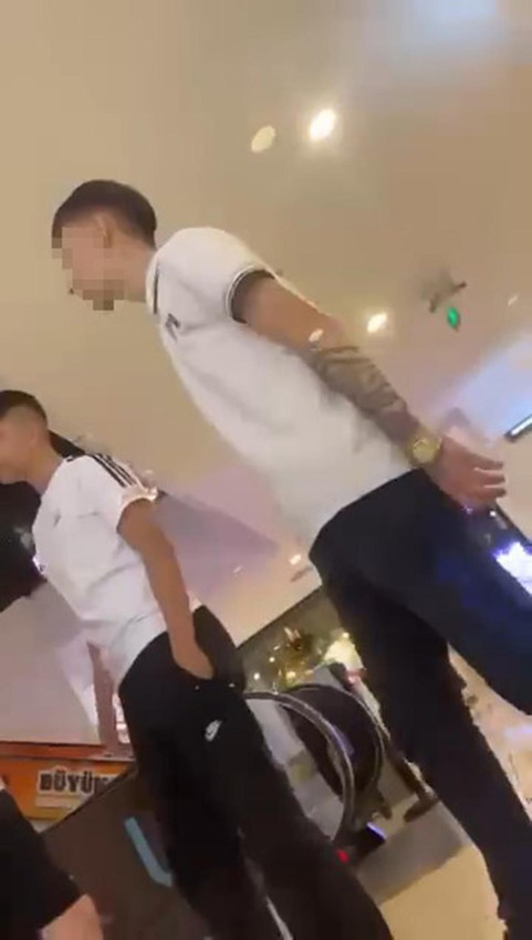 Alışveriş merkezindeki ''yan bakma'' kavgasında AVM'yi savaş yerine çevirdiler - Resim: 2