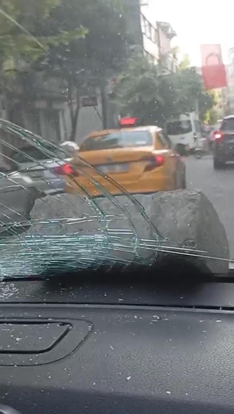 İstanbul'da ''dayı'' dehşeti! 4 yaşındaki yeğeninin olduğu araca kaldırım taşıyla saldırdı - Resim: 4