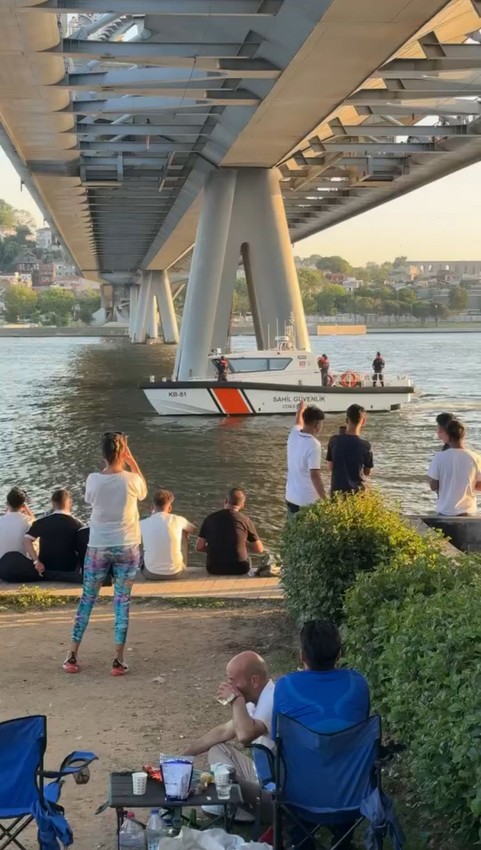 Haliç Köprüsü'nde intihar girişimi! Genç kadını ölümden çekip aldılar... - Resim: 1