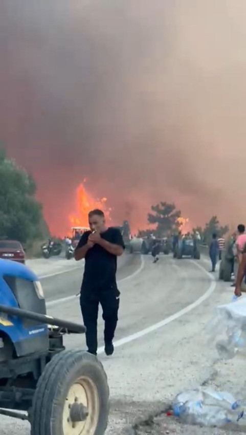 Alevler göğe ulaştı o aldırış etmeden sigarasını yaktı... - Resim: 2