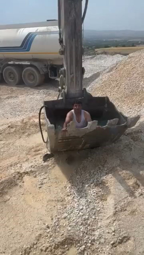 Sıcaktan bunalan inşaat işçilerinin serinleme yöntemi herkesi güldürdü - Resim: 1