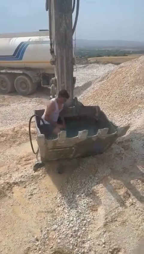 Sıcaktan bunalan inşaat işçilerinin serinleme yöntemi herkesi güldürdü - Resim: 2