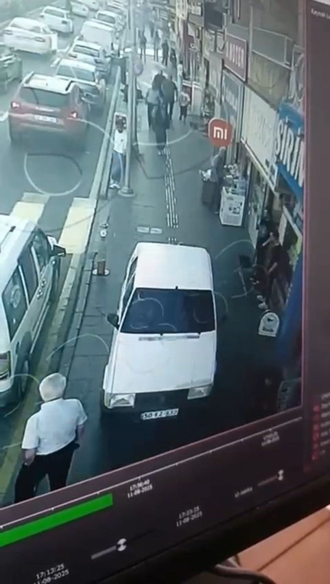 Trafik canavarı yolu bıraktı kaldırımda dehşet saçtı - Resim: 2