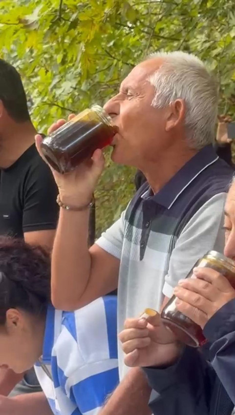 2 dakikada 1 kilogram bal yedi, izleyenler hayret etti - Resim: 2