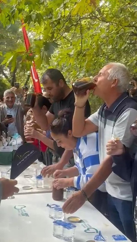 2 dakikada 1 kilogram bal yedi, izleyenler hayret etti - Resim: 3