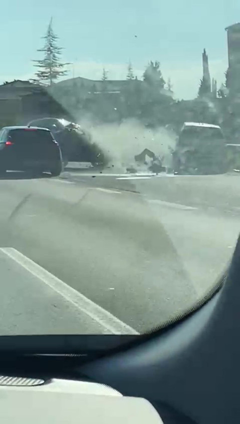 Otoyol magandası ortalığı savaş alanına çevirdi: Bir otomobili sıkıştırdı 5 araç birbirine girdi - Resim: 1