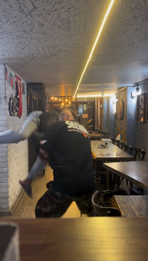 Ünlü oyuncu, çalışanına tekme tokat saldırıp beyzbol sopasıyla dövdü - Resim: 2