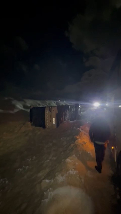 Şarampole devrilen yolcu otobüsünde yaşananlar kamerada - Resim: 3