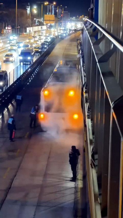 İstanbul'da metrobüsün motorunda yangın paniği - Resim: 3
