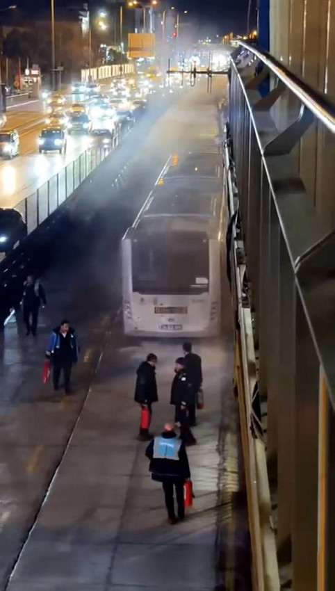 İstanbul'da metrobüsün motorunda yangın paniği - Resim: 2