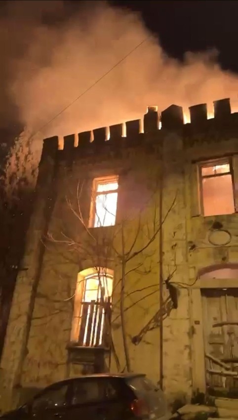 İstanbul'un tarihi binası alevlere teslim oldu - Resim: 1
