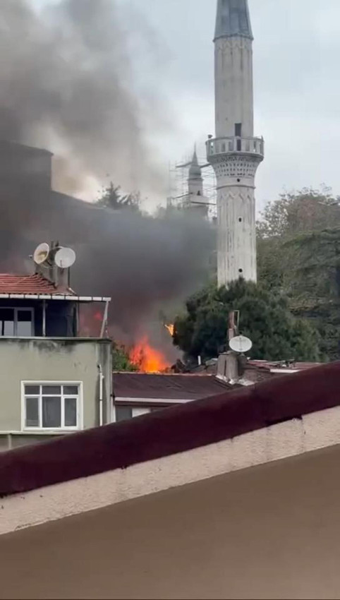 Fatih'te 3 gecekondu alevlere teslim oldu - Resim: 1