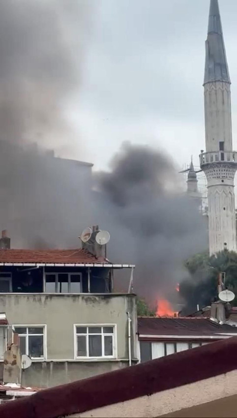 Fatih'te 3 gecekondu alevlere teslim oldu - Resim: 2