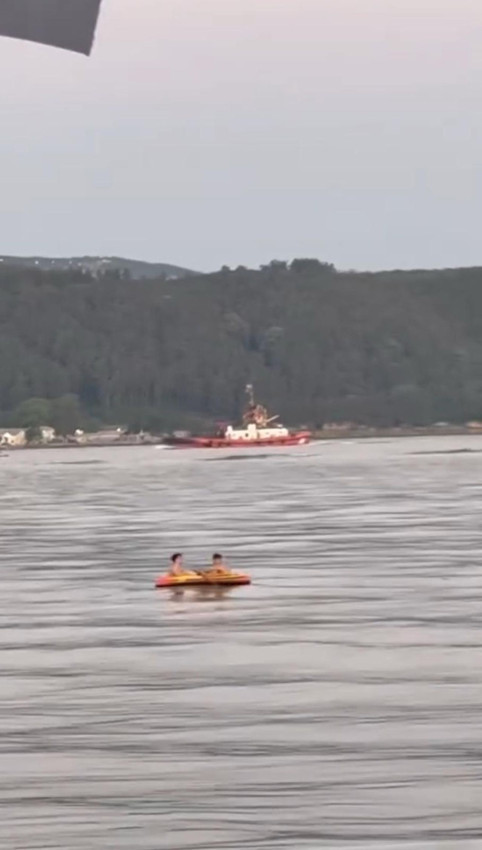 İki çocuğun İstanbul Boğaz'ndaki deniz sefası yürekleri ağızlara getirdi - Resim: 2
