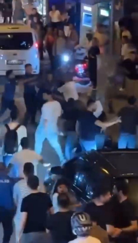 İstanbul'da polise saldırı: Hatalı park uyarısı yapan polise saldırdılar - Resim: 1