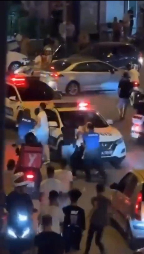 İstanbul'da polise saldırı: Hatalı park uyarısı yapan polise saldırdılar - Resim: 4