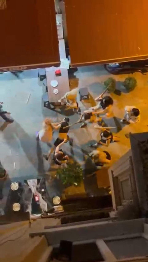 Taksim'de 8 trans birey bir kişiye meydan dayağı attı - Resim: 2