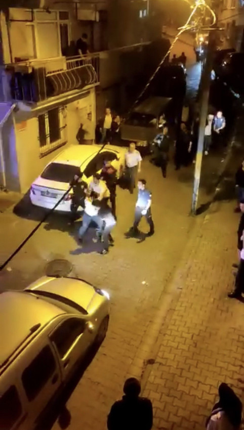 İstanbul'da uyuşturucu baskını: Şüpheliyi kaçırmak isteyen akrabalarla polis arasında arbede - Resim: 2