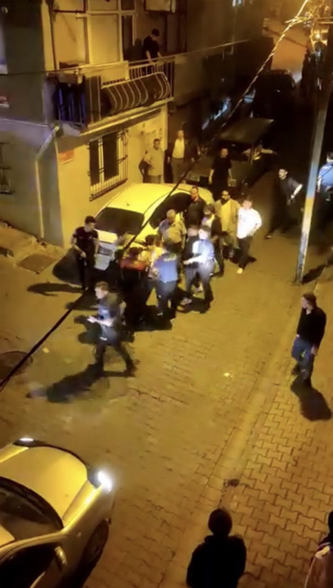 İstanbul'da uyuşturucu baskını: Şüpheliyi kaçırmak isteyen akrabalarla polis arasında arbede - Resim: 3