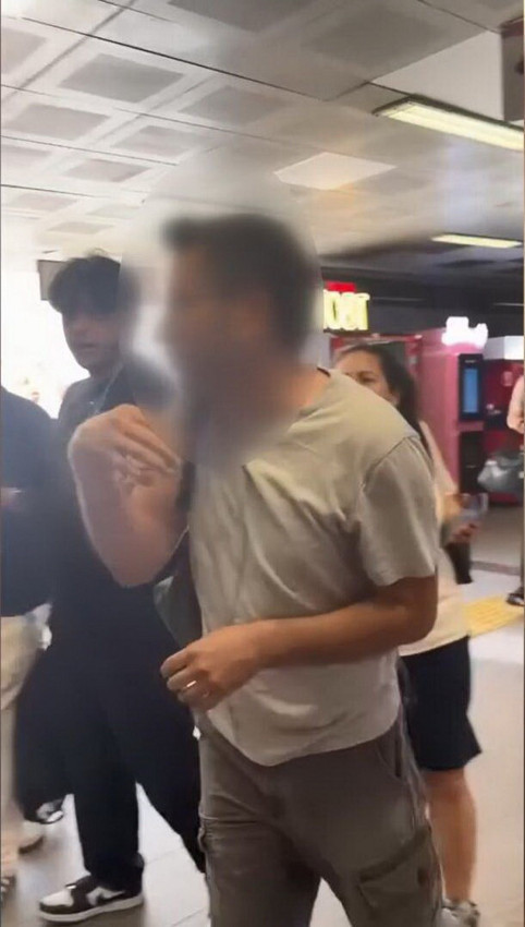 Metrobüs sapığına vatandaş müdahalesi; gizli çekim yaparken yakalandı! - Resim: 4