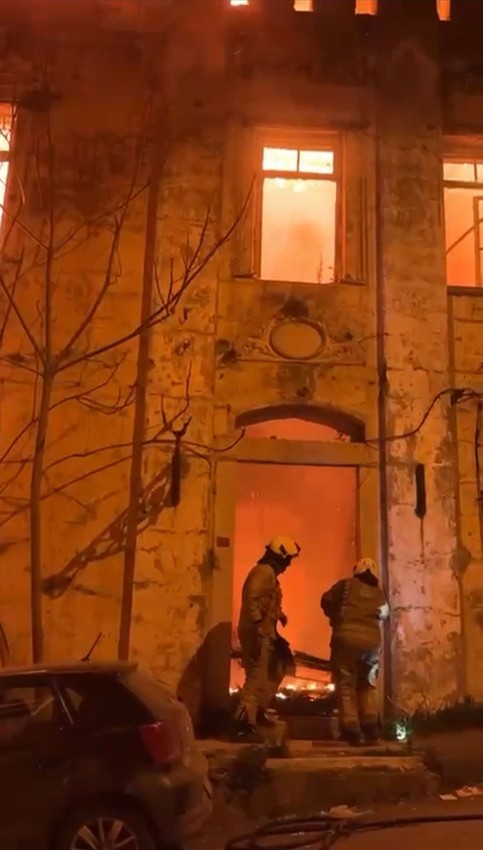 İstanbul'un tarihi binası alevlere teslim oldu - Resim: 2