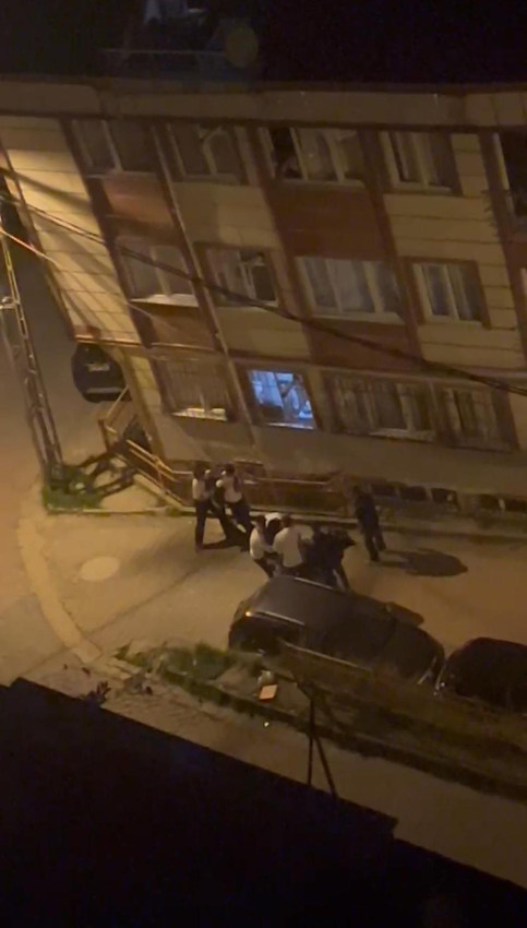 Sokak ortasında kadına tekme tokat dayak! ''Vur hak etti'' diye destek verdiler - Resim: 2