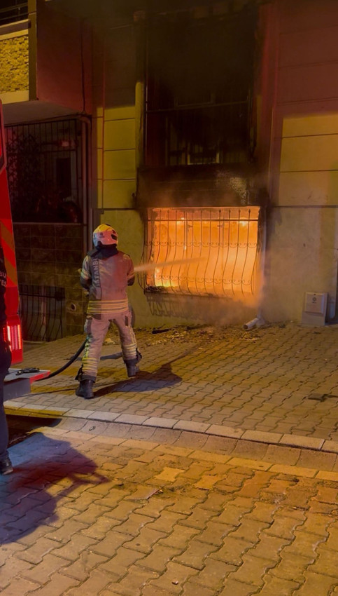 İstanbul'da büyük yangın: Dumanlar binayı sardı, gece yarısı can pazarı yaşandı! - Resim: 4