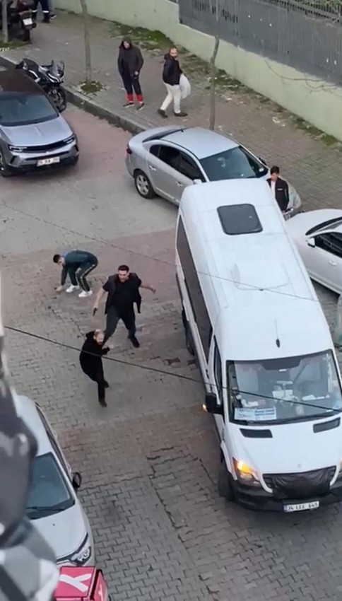İstanbul trafiğinde yine ''yol verme'' dehşeti! Adam çağırıp silahla vurdurdu - Resim: 1