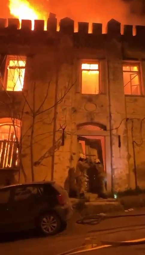 İstanbul'un tarihi binası alevlere teslim oldu - Resim: 3