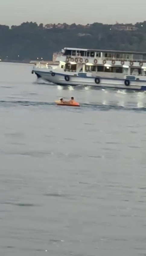 İki çocuğun İstanbul Boğaz'ndaki deniz sefası yürekleri ağızlara getirdi - Resim: 1