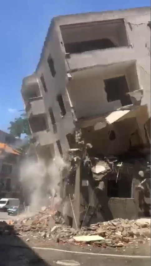 İstanbul'da 4 katlı bina yıkıldı! Korku dolu anlar kamerada - Resim: 4