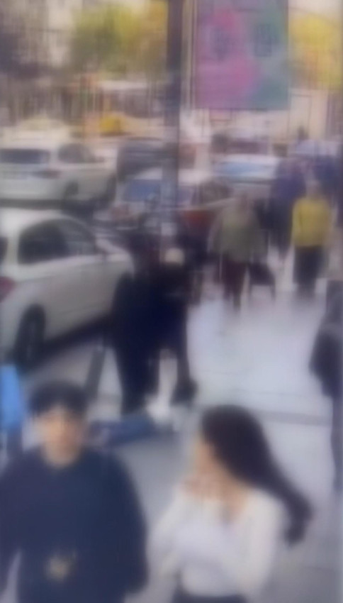 İstanbul'un göbeğinde güpegündüz kapkaç dehşeti: Biri elini tuttu, diğeri çaldı! - Resim: 3