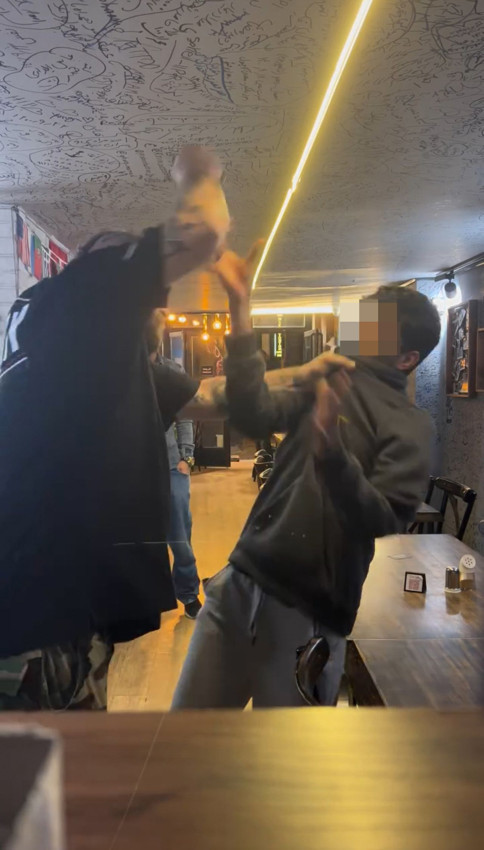 Ünlü oyuncu, çalışanına tekme tokat saldırıp beyzbol sopasıyla dövdü - Resim: 1