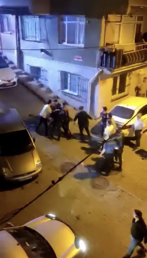 İstanbul'da uyuşturucu baskını: Şüpheliyi kaçırmak isteyen akrabalarla polis arasında arbede - Resim: 4
