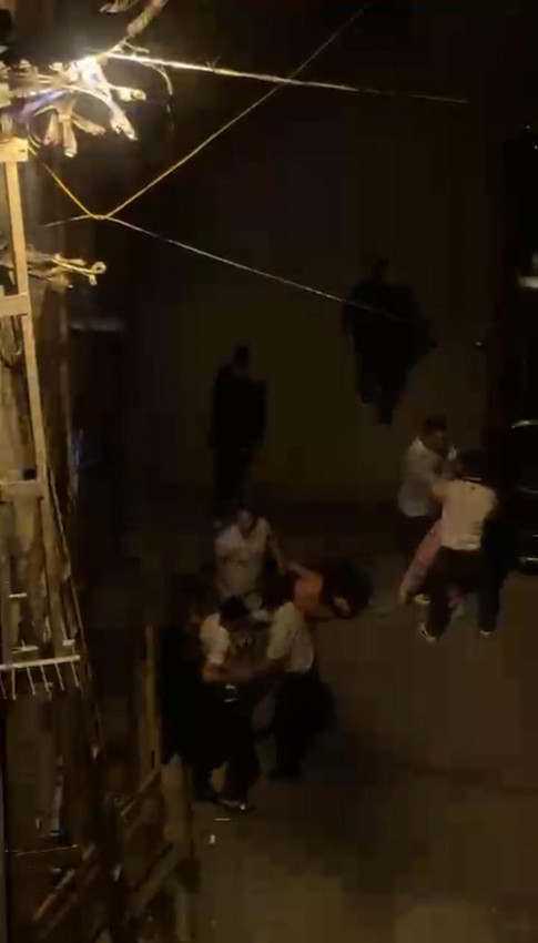 Sokak ortasında kadına tekme tokat dayak! ''Vur hak etti'' diye destek verdiler - Resim: 3